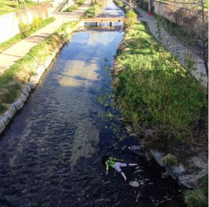 เซลฟี่ธรรมดาโลกไม่จำ! สาวใจกล้า เซลฟี่แกล้งตาย คู่กับสถานที่สำคัญต่างๆ ของโลก เซลฟี่ธรรมดาโลกไม่จำ! สาวใจกล้า เซลฟี่แกล้งตาย คู่กับสถานที่สำคัญต่างๆ ของโลก