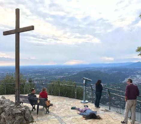 เซลฟี่ธรรมดาโลกไม่จำ! สาวใจกล้า เซลฟี่แกล้งตาย คู่กับสถานที่สำคัญต่างๆ ของโลก เซลฟี่ธรรมดาโลกไม่จำ! สาวใจกล้า เซลฟี่แกล้งตาย คู่กับสถานที่สำคัญต่างๆ ของโลก