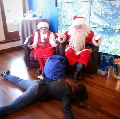 เซลฟี่ธรรมดาโลกไม่จำ! สาวใจกล้า เซลฟี่แกล้งตาย คู่กับสถานที่สำคัญต่างๆ ของโลก เซลฟี่ธรรมดาโลกไม่จำ! สาวใจกล้า เซลฟี่แกล้งตาย คู่กับสถานที่สำคัญต่างๆ ของโลก