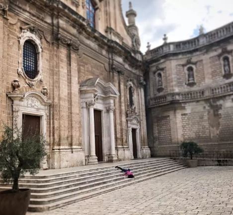 เซลฟี่ธรรมดาโลกไม่จำ! สาวใจกล้า เซลฟี่แกล้งตาย คู่กับสถานที่สำคัญต่างๆ ของโลก เซลฟี่ธรรมดาโลกไม่จำ! สาวใจกล้า เซลฟี่แกล้งตาย คู่กับสถานที่สำคัญต่างๆ ของโลก