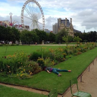 เซลฟี่ธรรมดาโลกไม่จำ! สาวใจกล้า เซลฟี่แกล้งตาย คู่กับสถานที่สำคัญต่างๆ ของโลก เซลฟี่ธรรมดาโลกไม่จำ! สาวใจกล้า เซลฟี่แกล้งตาย คู่กับสถานที่สำคัญต่างๆ ของโลก