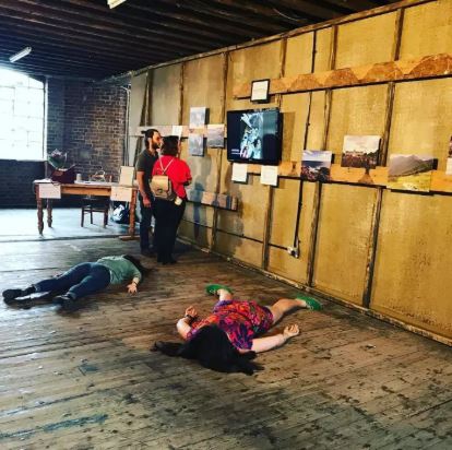 เซลฟี่ธรรมดาโลกไม่จำ! สาวใจกล้า เซลฟี่แกล้งตาย คู่กับสถานที่สำคัญต่างๆ ของโลก เซลฟี่ธรรมดาโลกไม่จำ! สาวใจกล้า เซลฟี่แกล้งตาย คู่กับสถานที่สำคัญต่างๆ ของโลก