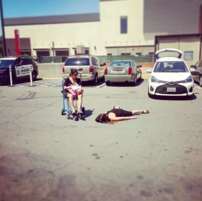 เซลฟี่ธรรมดาโลกไม่จำ! สาวใจกล้า เซลฟี่แกล้งตาย คู่กับสถานที่สำคัญต่างๆ ของโลก เซลฟี่ธรรมดาโลกไม่จำ! สาวใจกล้า เซลฟี่แกล้งตาย คู่กับสถานที่สำคัญต่างๆ ของโลก