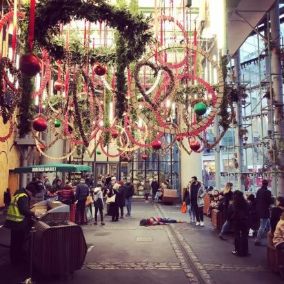 เซลฟี่ธรรมดาโลกไม่จำ! สาวใจกล้า เซลฟี่แกล้งตาย คู่กับสถานที่สำคัญต่างๆ ของโลก เซลฟี่ธรรมดาโลกไม่จำ! สาวใจกล้า เซลฟี่แกล้งตาย คู่กับสถานที่สำคัญต่างๆ ของโลก