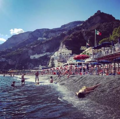 เซลฟี่ธรรมดาโลกไม่จำ! สาวใจกล้า เซลฟี่แกล้งตาย คู่กับสถานที่สำคัญต่างๆ ของโลก เซลฟี่ธรรมดาโลกไม่จำ! สาวใจกล้า เซลฟี่แกล้งตาย คู่กับสถานที่สำคัญต่างๆ ของโลก