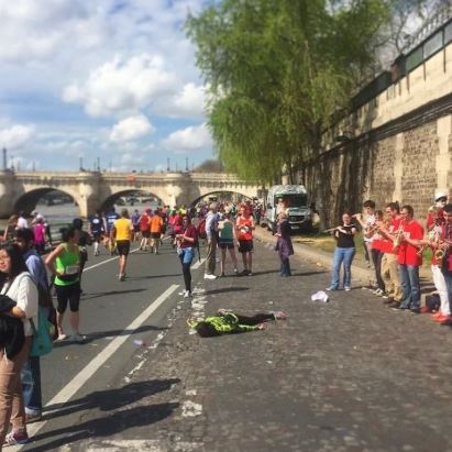 เซลฟี่ธรรมดาโลกไม่จำ! สาวใจกล้า เซลฟี่แกล้งตาย คู่กับสถานที่สำคัญต่างๆ ของโลก เซลฟี่ธรรมดาโลกไม่จำ! สาวใจกล้า เซลฟี่แกล้งตาย คู่กับสถานที่สำคัญต่างๆ ของโลก