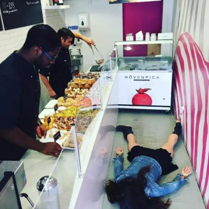 เซลฟี่ธรรมดาโลกไม่จำ! สาวใจกล้า เซลฟี่แกล้งตาย คู่กับสถานที่สำคัญต่างๆ ของโลก เซลฟี่ธรรมดาโลกไม่จำ! สาวใจกล้า เซลฟี่แกล้งตาย คู่กับสถานที่สำคัญต่างๆ ของโลก