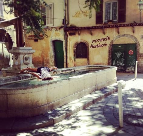 เซลฟี่ธรรมดาโลกไม่จำ! สาวใจกล้า เซลฟี่แกล้งตาย คู่กับสถานที่สำคัญต่างๆ ของโลก เซลฟี่ธรรมดาโลกไม่จำ! สาวใจกล้า เซลฟี่แกล้งตาย คู่กับสถานที่สำคัญต่างๆ ของโลก