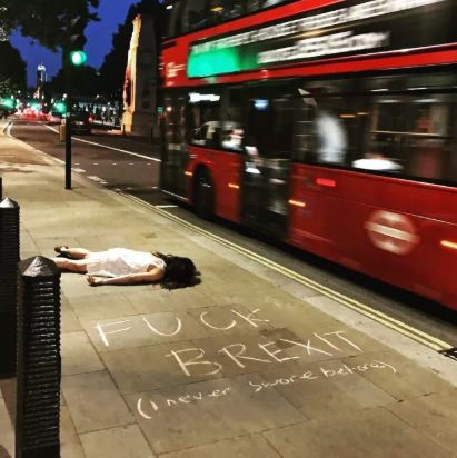 เซลฟี่ธรรมดาโลกไม่จำ! สาวใจกล้า เซลฟี่แกล้งตาย คู่กับสถานที่สำคัญต่างๆ ของโลก เซลฟี่ธรรมดาโลกไม่จำ! สาวใจกล้า เซลฟี่แกล้งตาย คู่กับสถานที่สำคัญต่างๆ ของโลก