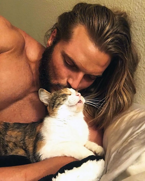 รวม 30 ภาพน่ารักๆ ระหว่างพ่อแมวที่เป็นมนุษย์ และเจ้าลูกน้อยขนยาวของพวกเขา