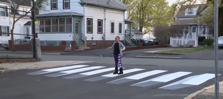 เด็กน้อยจิตใจดีงาม กับไอเดียทางม้าลาย 3 มิติหน้าโรงเรียน หวังช่วยชีวิตเพื่อนๆ ให้ปลอดภัย