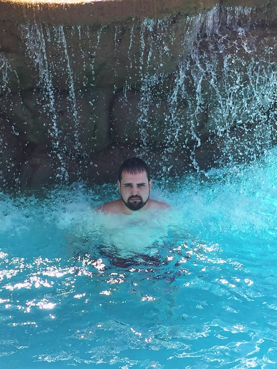 หนุ่มสุดเซ็ง ได้ไปเที่ยวต่างประเทศฟรี แต่ไม่สามารถพาเมียไปด้วย เลยส่งรูปความเซ็งให้ดู