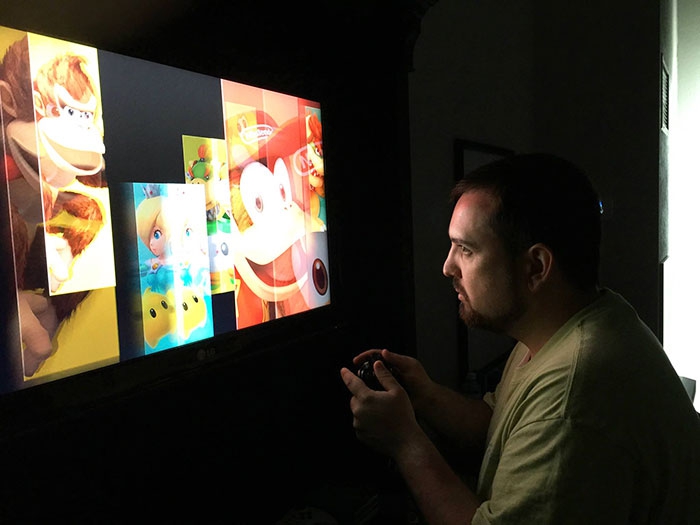 หนุ่มสุดเซ็ง ได้ไปเที่ยวต่างประเทศฟรี แต่ไม่สามารถพาเมียไปด้วย เลยส่งรูปความเซ็งให้ดู