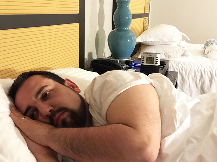 หนุ่มสุดเซ็ง ได้ไปเที่ยวต่างประเทศฟรี แต่ไม่สามารถพาเมียไปด้วย เลยส่งรูปความเซ็งให้ดู