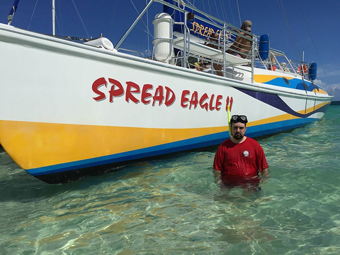 หนุ่มสุดเซ็ง ได้ไปเที่ยวต่างประเทศฟรี แต่ไม่สามารถพาเมียไปด้วย เลยส่งรูปความเซ็งให้ดู