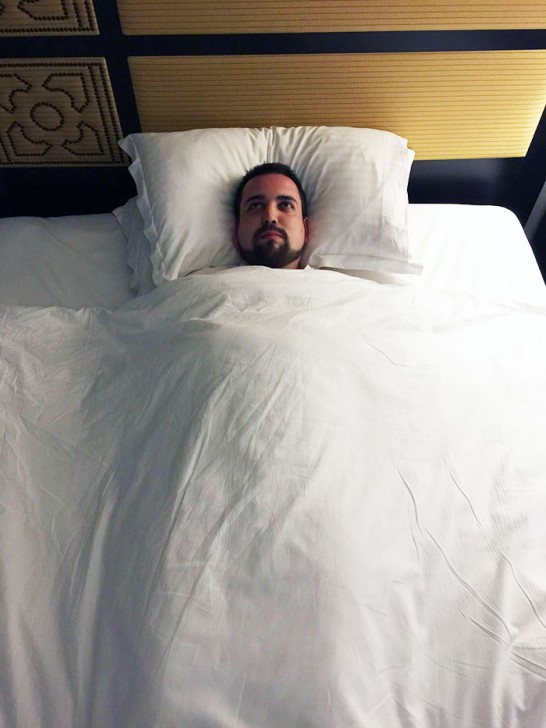 หนุ่มสุดเซ็ง ได้ไปเที่ยวต่างประเทศฟรี แต่ไม่สามารถพาเมียไปด้วย เลยส่งรูปความเซ็งให้ดู