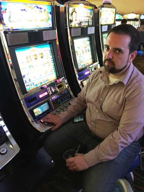 หนุ่มสุดเซ็ง ได้ไปเที่ยวต่างประเทศฟรี แต่ไม่สามารถพาเมียไปด้วย เลยส่งรูปความเซ็งให้ดู