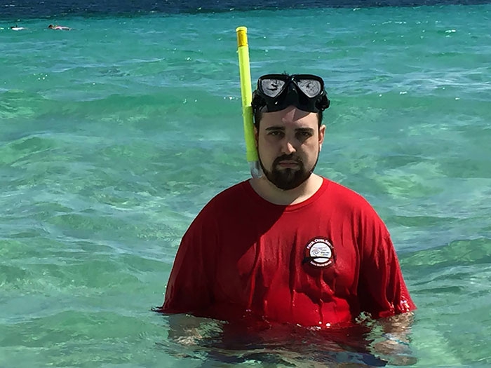 หนุ่มสุดเซ็ง ได้ไปเที่ยวต่างประเทศฟรี แต่ไม่สามารถพาเมียไปด้วย เลยส่งรูปความเซ็งให้ดู