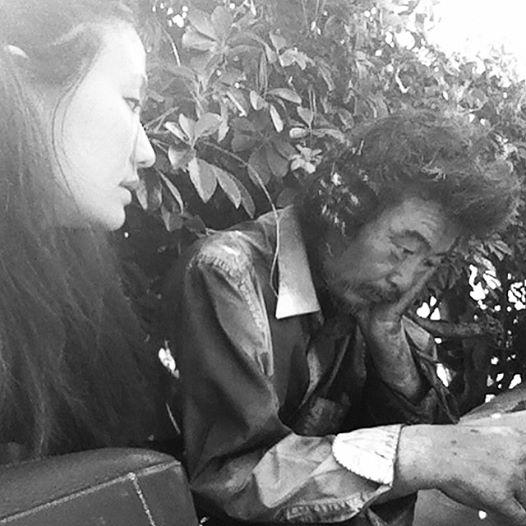 สู้ต่อไปจนกว่ามันจะสำเร็จ... ช่างภาพสาว ตามถ่ายชีวิตคนไร้บ้าน จนได้พบคุณพ่ออีกครั้ง สู้ต่อไปจนกว่ามันจะสำเร็จ... ช่างภาพสาว ตามถ่ายชีวิตคนไร้บ้าน จนได้พบคุณพ่ออีกครั้ง