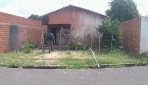 ตำรวจจับนกแก้วแสนรู้ เพราะมันสมรู้ร่วมคิด ตะโกนบอกแก๊งยาเสพติดให้ไหวตัวทัน ตำรวจจับนกแก้วแสนรู้ เพราะมันสมรู้ร่วมคิด ตะโกนบอกแก๊งยาเสพติดให้ไหวตัวทัน