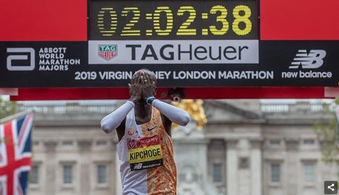 ลดขยะพลาสติกในงานวิ่งมาราธอนได้มหาศาล ด้วยนวัตกรรมถุงน้ำที่กินเข้าไปได้เลย ลดขยะพลาสติกในงานวิ่งมาราธอนได้มหาศาล ด้วยนวัตกรรมถุงน้ำที่กินเข้าไปได้เลย