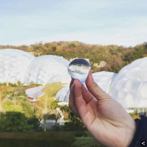 ลดขยะพลาสติกในงานวิ่งมาราธอนได้มหาศาล ด้วยนวัตกรรมถุงน้ำที่กินเข้าไปได้เลย ลดขยะพลาสติกในงานวิ่งมาราธอนได้มหาศาล ด้วยนวัตกรรมถุงน้ำที่กินเข้าไปได้เลย