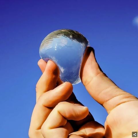 ลดขยะพลาสติกในงานวิ่งมาราธอนได้มหาศาล ด้วยนวัตกรรมถุงน้ำที่กินเข้าไปได้เลย ลดขยะพลาสติกในงานวิ่งมาราธอนได้มหาศาล ด้วยนวัตกรรมถุงน้ำที่กินเข้าไปได้เลย