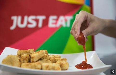 ลดขยะพลาสติกในงานวิ่งมาราธอนได้มหาศาล ด้วยนวัตกรรมถุงน้ำที่กินเข้าไปได้เลย ลดขยะพลาสติกในงานวิ่งมาราธอนได้มหาศาล ด้วยนวัตกรรมถุงน้ำที่กินเข้าไปได้เลย