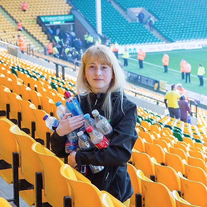 สาวใจกล้า ยืนหยัดในเรื่องการเก็บขยะรีไซเคิล แม้ถูกเหยียดหยาม จนได้ใจผู้คน สาวใจกล้า ยืนหยัดในเรื่องการเก็บขยะรีไซเคิล แม้ถูกเหยียดหยาม จนได้ใจผู้คน