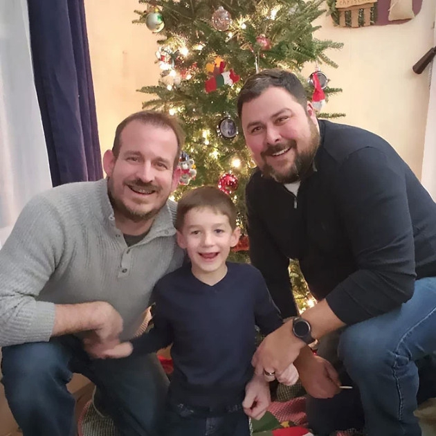 คู่รักชาย-ชาย ตัดสินใจรับอุปการะเด็ก กลายเป็นเรื่องของคุณพ่อ 2 คนและลูกชายที่อบอุ่น คู่รักชาย-ชาย ตัดสินใจรับอุปการะเด็ก กลายเป็นเรื่องของคุณพ่อ 2 คนและลูกชายที่อบอุ่น