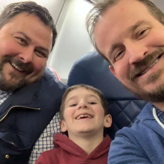 คู่รักชาย-ชาย ตัดสินใจรับอุปการะเด็ก กลายเป็นเรื่องของคุณพ่อ 2 คนและลูกชายที่อบอุ่น คู่รักชาย-ชาย ตัดสินใจรับอุปการะเด็ก กลายเป็นเรื่องของคุณพ่อ 2 คนและลูกชายที่อบอุ่น