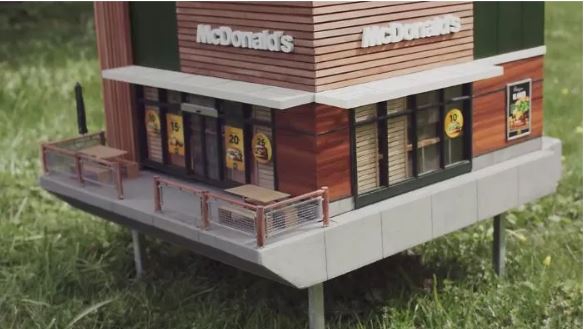 ร้าน McDonalds สาขาเล็กจิ๋วในประเทศสวีเดน แต่สำหรับน้องผึ้งเท่านั้นนะ