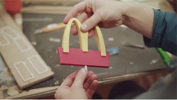 ร้าน McDonalds สาขาเล็กจิ๋วในประเทศสวีเดน แต่สำหรับน้องผึ้งเท่านั้นนะ