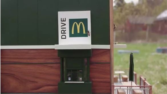 ร้าน McDonalds สาขาเล็กจิ๋วในประเทศสวีเดน แต่สำหรับน้องผึ้งเท่านั้นนะ