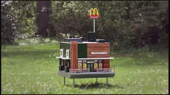 ร้าน McDonalds สาขาเล็กจิ๋วในประเทศสวีเดน แต่สำหรับน้องผึ้งเท่านั้นนะ