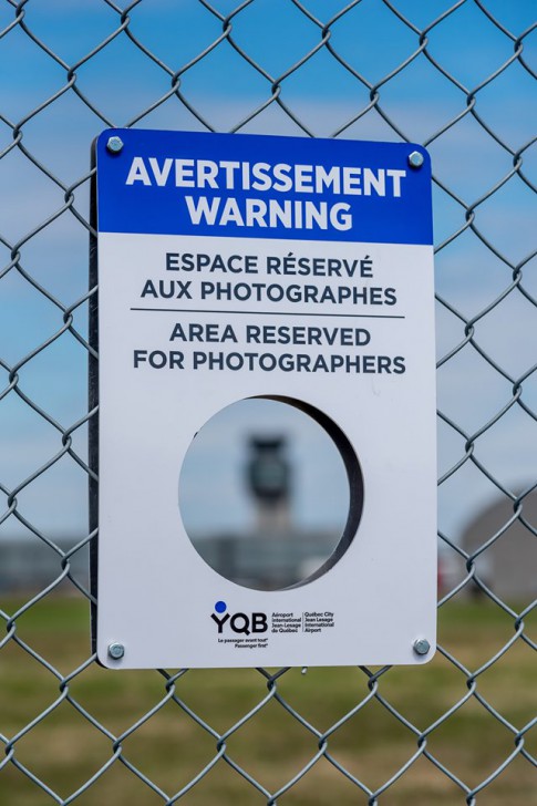 สนามบินในแคนาดา เจาะรูที่รั้วกั้นให้ตากล้องถ่ายรูปซะเลย!