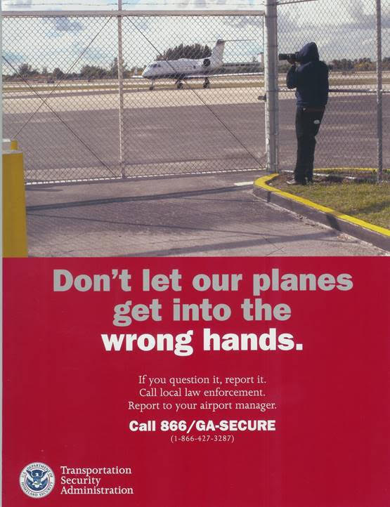 สนามบินในแคนาดา เจาะรูที่รั้วกั้นให้ตากล้องถ่ายรูปซะเลย! สนามบินในแคนาดา เจาะรูที่รั้วกั้นให้ตากล้องถ่ายรูปซะเลย!