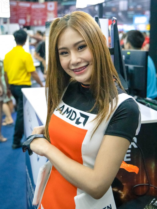 พาส่องพริตตี้สาวสวยภายในงาน COMMART JOY 2019