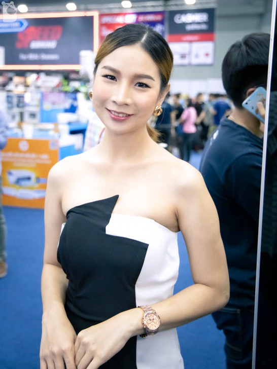 พาส่องพริตตี้สาวสวยภายในงาน COMMART JOY 2019