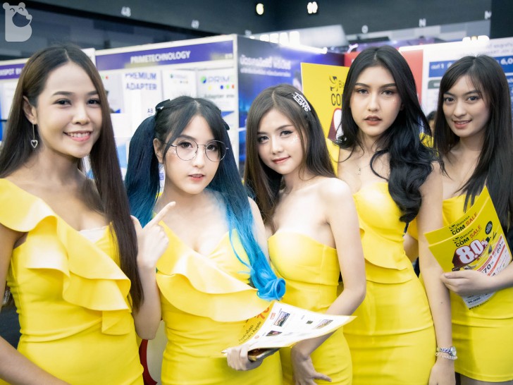 พาส่องพริตตี้สาวสวยภายในงาน COMMART JOY 2019