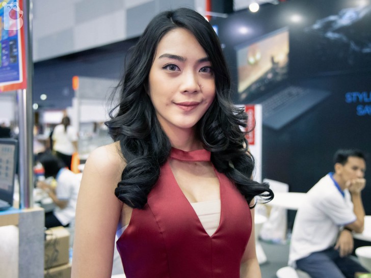 พาส่องพริตตี้สาวสวยภายในงาน COMMART JOY 2019