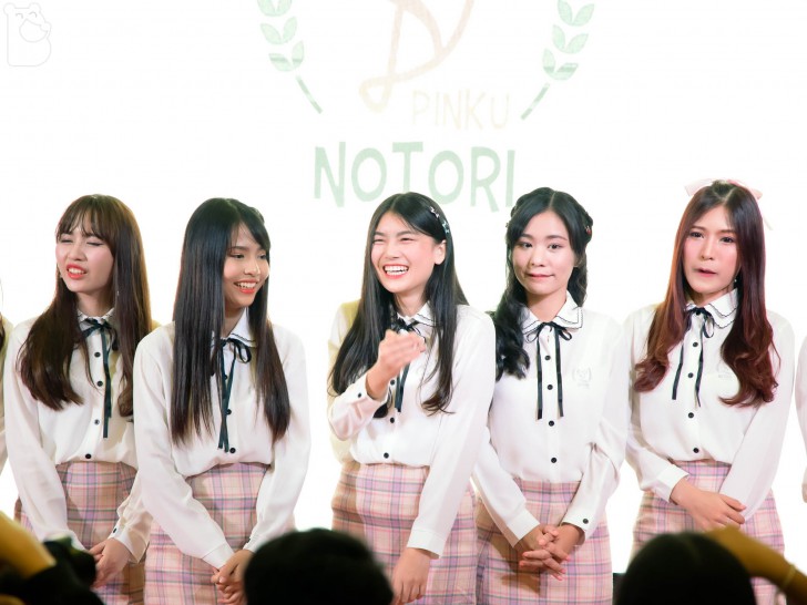 พาส่องพริตตี้สาวสวยภายในงาน COMMART JOY 2019