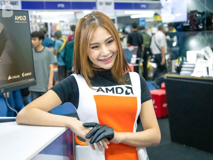 พาส่องพริตตี้สาวสวยภายในงาน COMMART JOY 2019