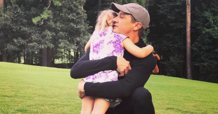 ภรรยาเก่า Jeremy Renner กล่าวหาดาราดังขู่จะฆ่าเธอ ผ่านคำร้องขอสิทธิ์เลี้ยงดูลูก