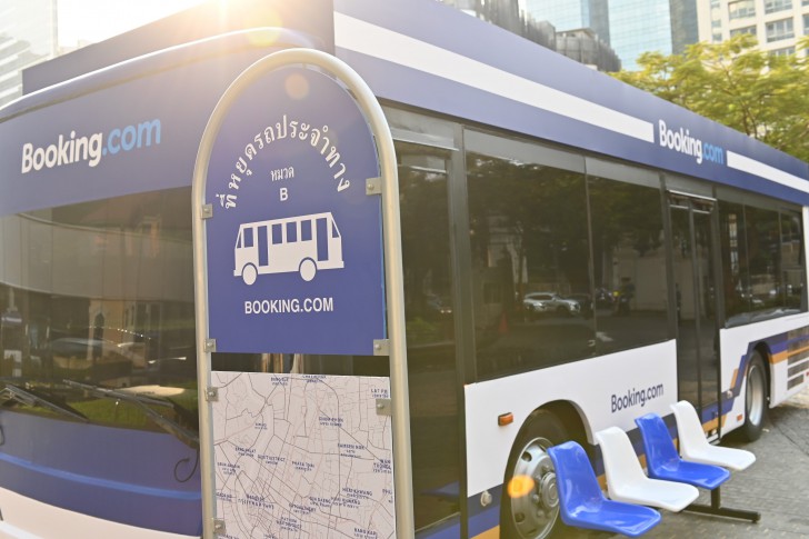 บริษัท Booking.com เปิดตัว Bangkok Booking Bus รถบัสพักได้