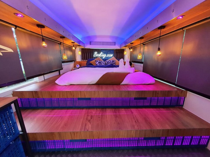 บริษัท Booking.com เปิดตัว Bangkok Booking Bus รถบัสพักได้