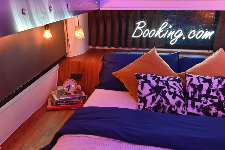 บริษัท Booking.com เปิดตัว Bangkok Booking Bus รถบัสพักได้