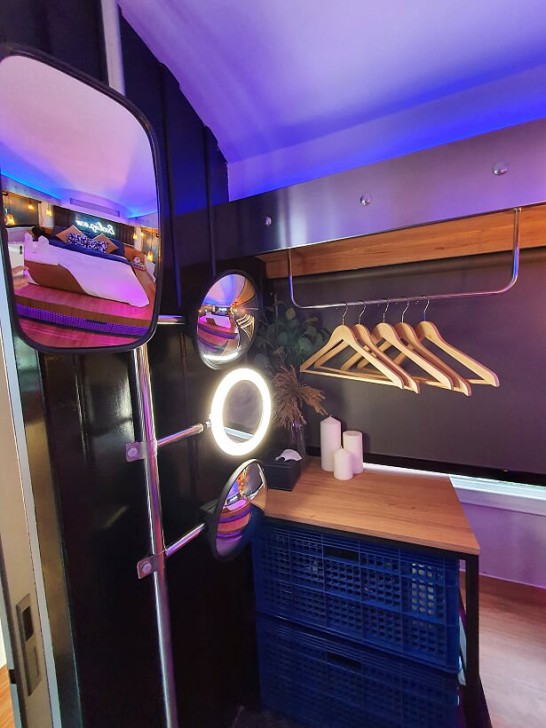 บริษัท Booking.com เปิดตัว Bangkok Booking Bus รถบัสพักได้