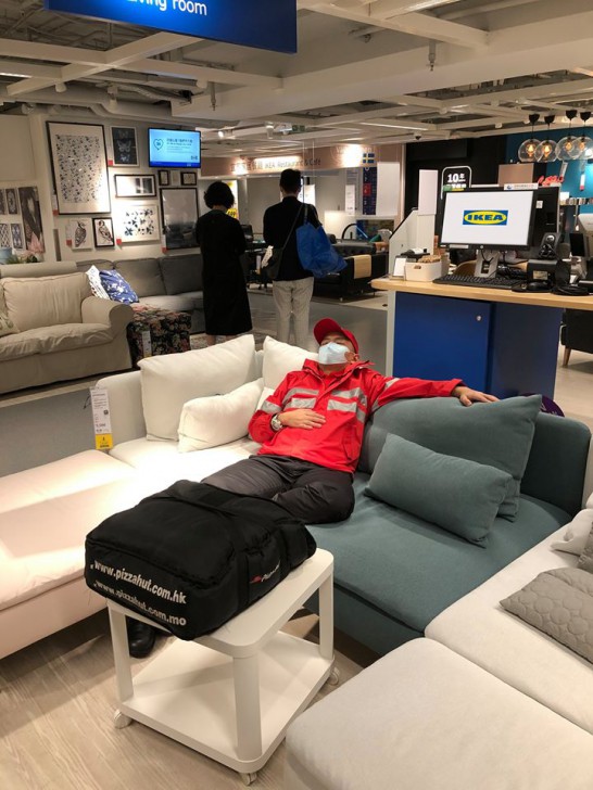 IKEA X Pizza Hut เปิดตัว Säva โต๊ะพิซซ่าขนาดยักษ์ พร้อมพิซซ่าหน้ามีทบอล IKEA