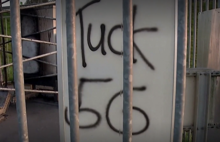 เอากับเขาด้วย ! ชาวเนเธอร์แลนด์ทำลายเสา 5G ตามอังกฤษ พ่นข้อความประท้วงต่อต้าน 